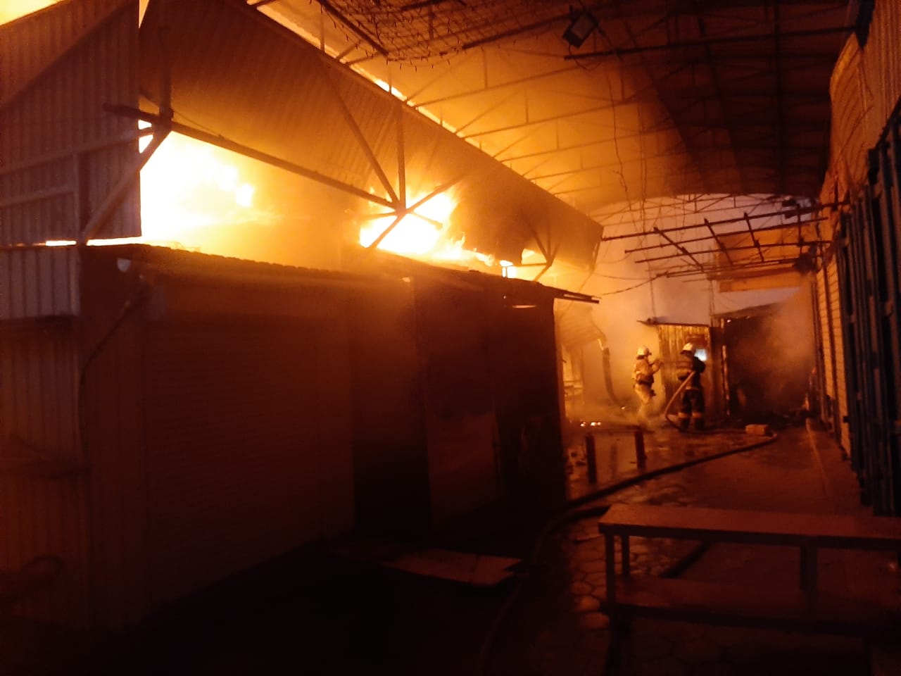 В Актау ликвидировали пожар на рынке «Масат»