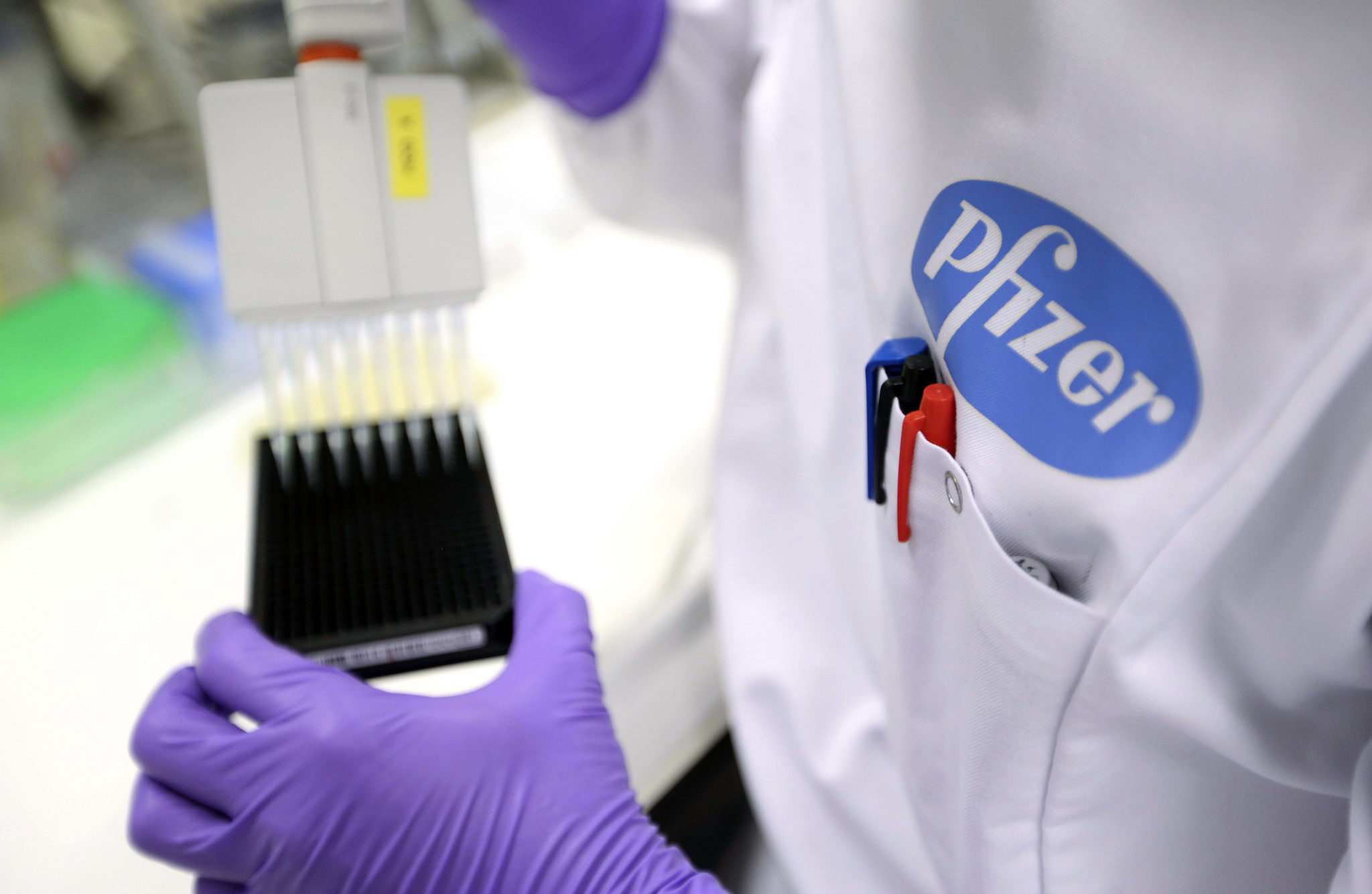 Вакцина Pfizer получила предварительное одобрение для применения в США