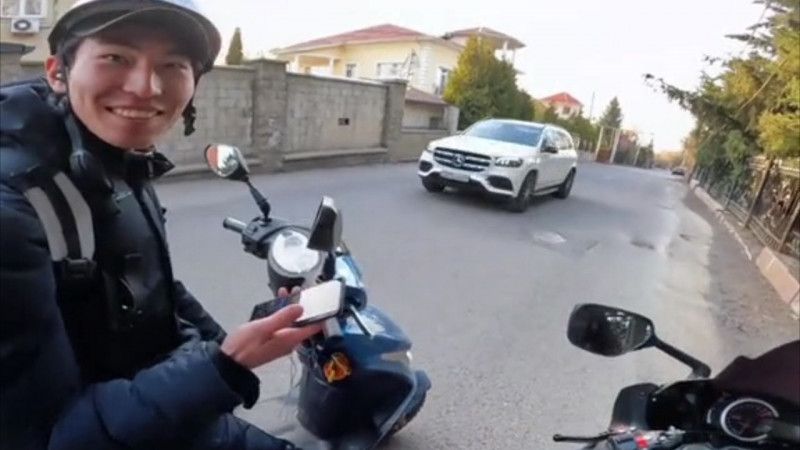 «Брат, это моя мечта». Диалог курьера и мотоциклиста в Алматы умилил Казнет