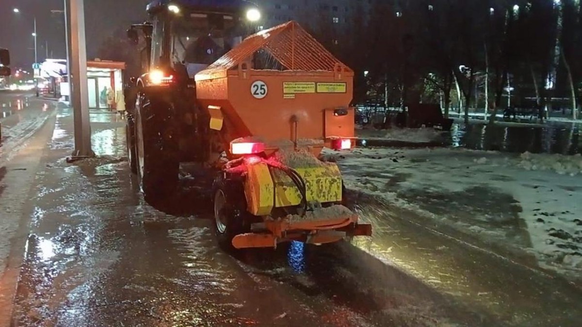 В Астане дороги и тротуары посыпают песко-соляной смесью