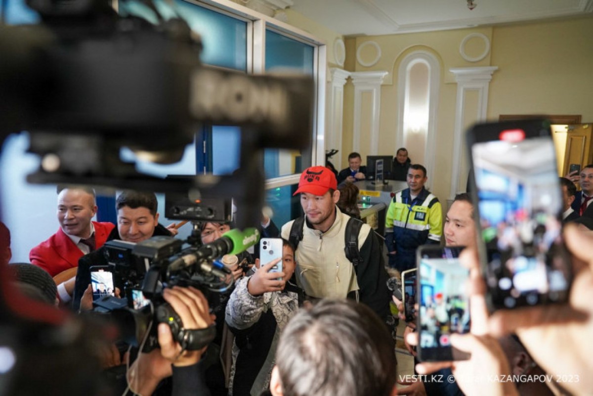 В Алмату прилетел Шавкат Рахмонов