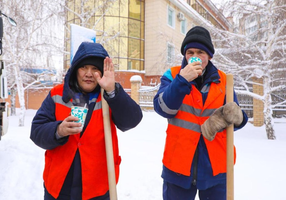 Коммунальщиков угощают баурсаком и чаем в Астане