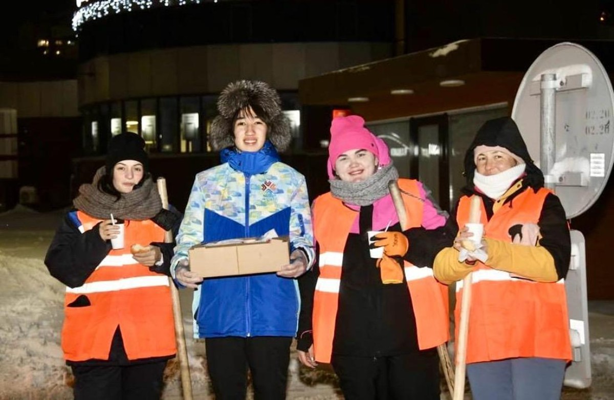 Марафон добрых дел: коммунальщиков столицы угостили чаем и баурсаками