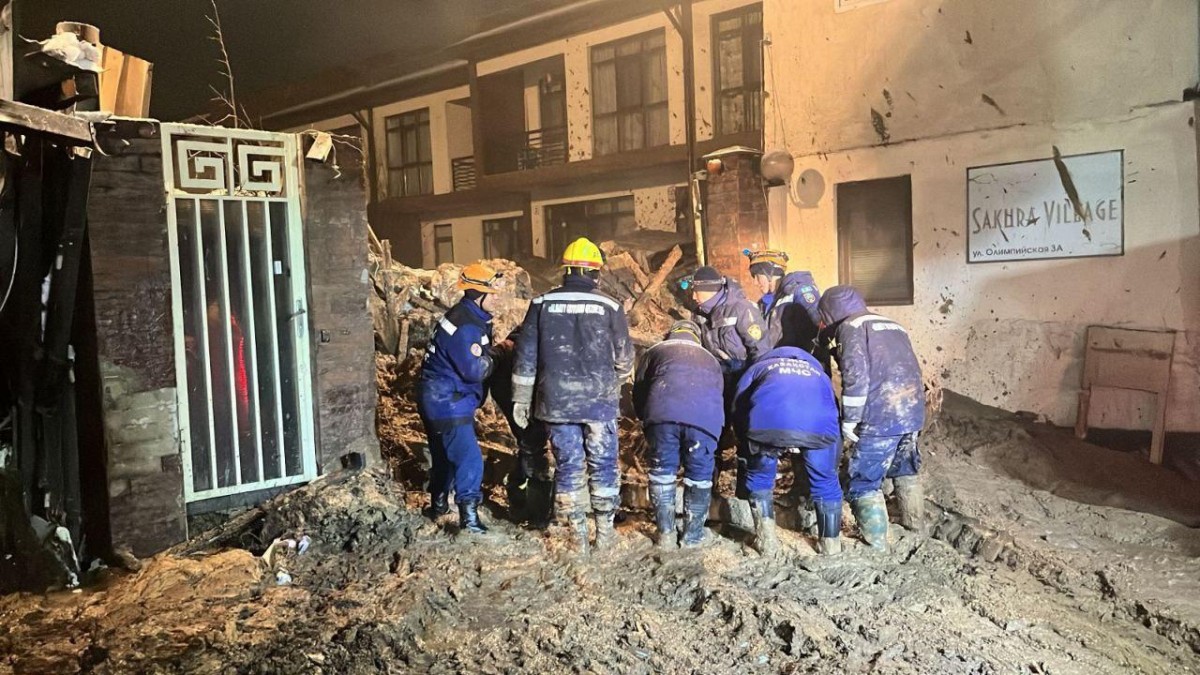 ЧП в Алматы: на жилые дома сошла ловина объемом 3200 кубометров