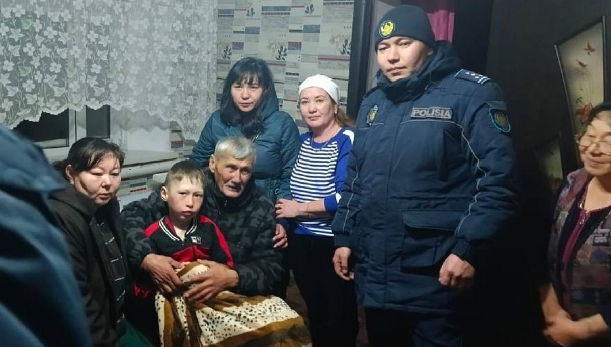 В области Абай мальчик в буране нашел дом по огням фонарей искавших