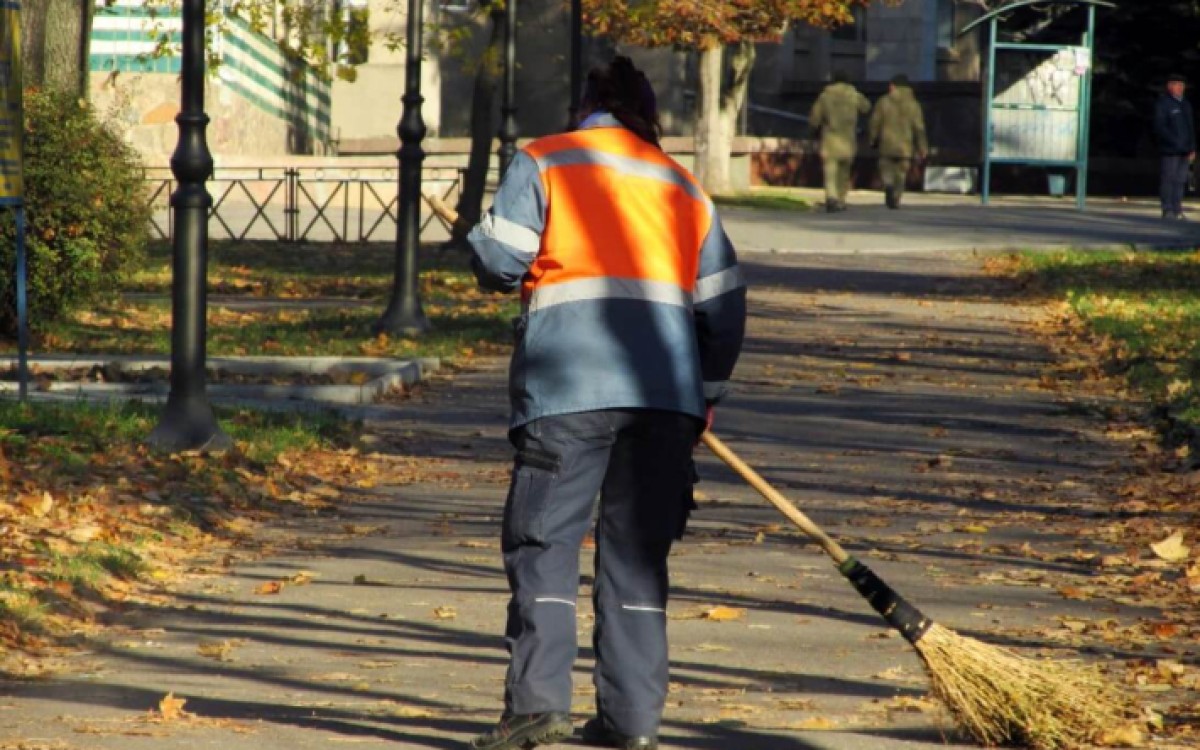 Любители плеваться будут подметать улицы