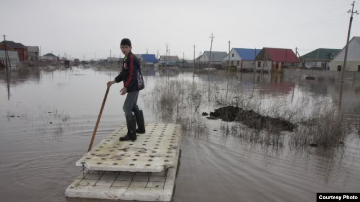 В Уральске эвакуируют людей: вода дошла до крыш