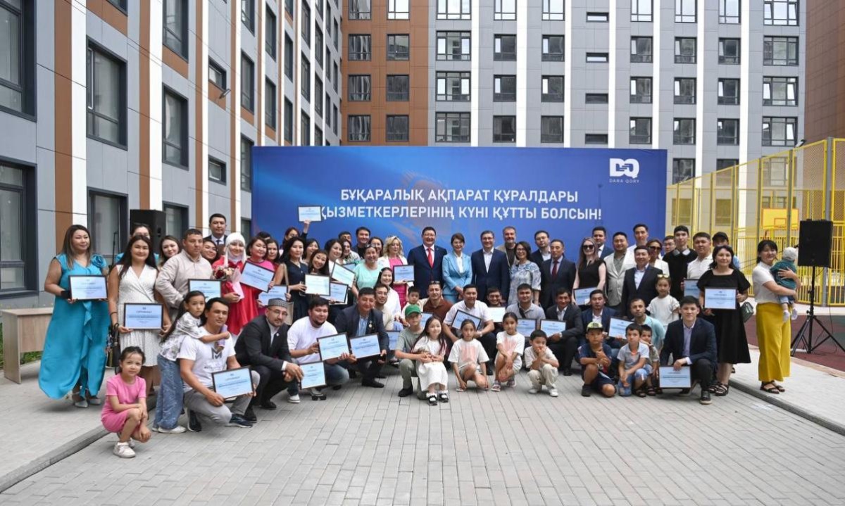 От имени Президента журналистам вручены сертификаты от квартир