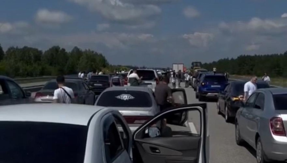 1,5 тыс. автомобилей стоят в пробке на трассе Бурабай